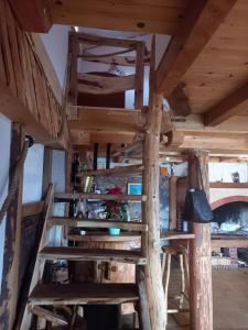 eine Leiter in einer Hütte mit Holzdecken in der Unterkunft Seoska kuca Vidikovac in Prozor