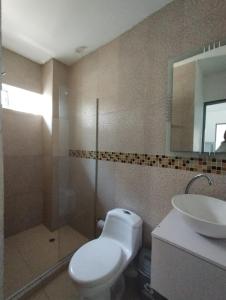 uma casa de banho com um WC, um chuveiro e um lavatório. em HOTEL BELLAMAR em Cartagena das Índias