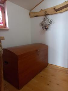 Giường trong phòng chung tại Seoska kuca Vidikovac