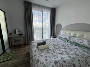 um quarto com uma cama grande e uma janela grande em Gala City best place gala residence em Kuching