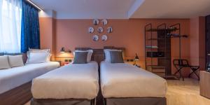 米蘭的住宿－Urban Hive Milano，一间客房配有两张床和一张沙发