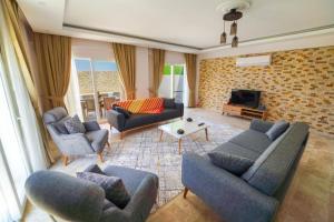 sala de estar con 2 sofás y TV en Villa Letoon 1 