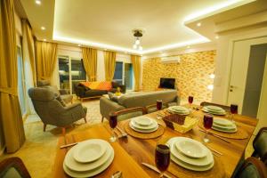 Villa Letoon 1 : غرفة معيشة مع طاولة خشبية وغرفة طعام
