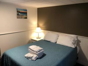 מיטה או מיטות בחדר ב-Herring Run Cabins and Inn