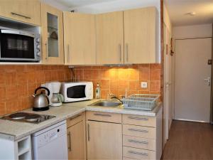 a kitchen with a sink and a microwave at Studio coin montagne calme, 4 pers, parking, Risoul 1850 - FR-1-330-92 in Risoul +7 photos