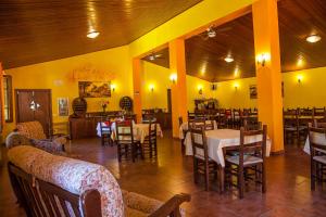 une salle à manger avec des tables et des chaises dans un restaurant dans l'établissement Agriturismo La Fattoria, à Panicarola