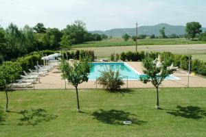 Bazén v ubytování Agriturismo La Fattoria nebo v jeho okolí