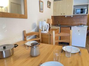 Appartement Risoul, 1 pièce, 4 personnes - FR-1-330-145にあるキッチンまたは簡易キッチン