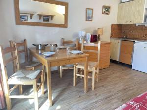 Appartement Risoul, 1 pièce, 4 personnes - FR-1-330-145にあるレストランまたは飲食店