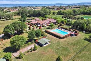 Bazén v ubytování Agriturismo La Fattoria nebo v jeho okolí