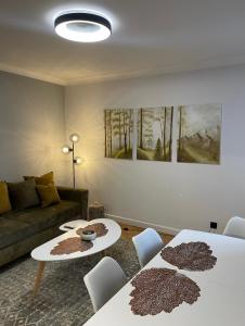 uma sala de estar com duas mesas e um sofá em Premium Apartment in quiet & historical area em Riga