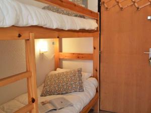 a room with two bunk beds and a book at Studio cosy au pied des pistes - 4 couchages - Proche ESF et commerces - FR-1-330-175 in Risoul