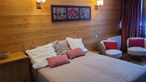 1 dormitorio con 1 cama con 2 almohadas en Crocus Résidence Cybele en Brides-les-Bains