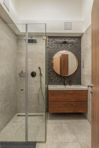 Apartment with private terrace - Near Gellert Thermal Bath tesisinde bir banyo