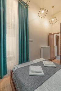 Apartment with private terrace - Near Gellert Thermal Bath tesisinde bir odada yatak veya yataklar