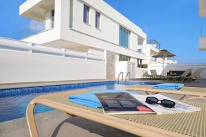 Bazén v ubytování Villa Celestia nebo v jeho okolí