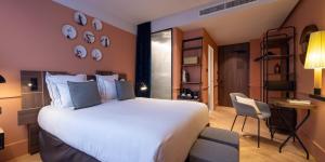 una camera da letto con un grande letto bianco e una sedia di Urban Hive Milano a Milano