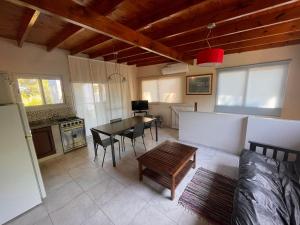 cocina y sala de estar con mesa y sillas en Ayres Pampa II Pa en Las Gaviotas