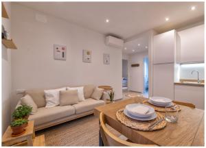 ein Wohnzimmer mit Couch und Tisch in der Unterkunft Appartamento nel cuore di Varazze - Estia in Varraze