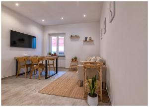 ein Wohnzimmer mit Tisch und ein Esszimmer in der Unterkunft Appartamento nel cuore di Varazze - Estia in Varraze