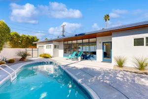 een zwembad voor een huis bij The Aluminum House Permit# 2227 in Palm Springs