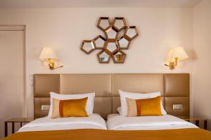 - une chambre avec un lit et deux oreillers dans l'établissement Hotel De Suede Saint Germain, à Paris