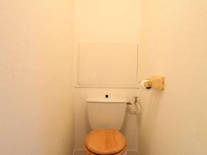 toaleta z drewnianą deską w łazience w obiekcie Appartement Vallouise-La Casse, 2 pièces, 5 personnes - FR-1-330G-78 w mieście Le Poët