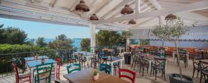 restauracja ze stołami i krzesłami na balkonie w obiekcie Istra Sunny Tent in Lanterna Premium Camping Resort 4* w Poreču