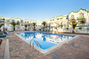 a large swimming pool in front of a hotel at Casa David Prieto 2 Habitaciones in Caleta De Fuste