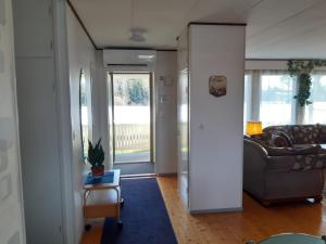 een woonkamer met een bank en een tafel bij Jeppo Guesthouses in Uusikaarlepyy