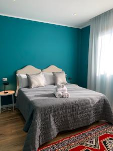 - une chambre avec un lit doté d'un ours en peluche dans l'établissement Apartment Hotel Marchesini, à Ravenne