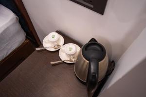 um quarto de hotel com duas chávenas de chá numa mesa em De Havelock Queen em Ilha Havelock