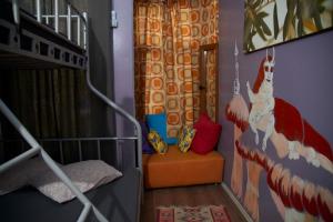 イスタンブールにあるチルアウト リヤ ホステル ＆ ラウンジの二段ベッドとベビーベッドが備わる小さな客室です。