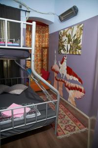 イスタンブールにあるチルアウト リヤ ホステル ＆ ラウンジのベッドルーム1室(二段ベッド1組付)