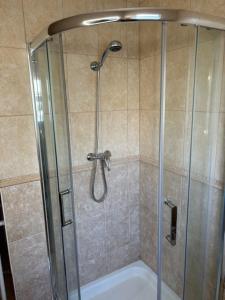 um chuveiro com uma porta de vidro na casa de banho em Villa GALVANA em Guia