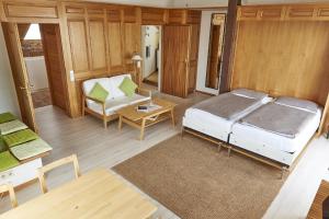 1 dormitorio con cama, sofá y mesa en Bodenseeblick en Konstanz