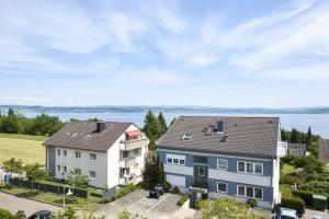 una vista aérea de dos casas y del agua en Bodenseeblick en Konstanz
