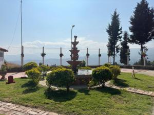 eine Statue in einem Park mit Bäumen und einem Zaun in der Unterkunft Finca Villa Maria - Cabaña in Ráquira