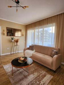sala de estar con sofá y mesa de centro en Apartament ASB Oradea, en Oradea