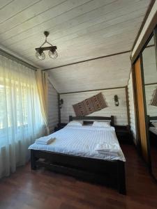 Ліжко або ліжка в номері L-Khutir Cottage7
