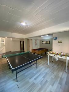 ein Zimmer mit einer Tischtennisplatte und zwei Billardtischen in der Unterkunft San Remo Villa Corral Apart in Carilo