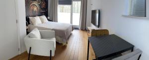 a small bedroom with a bed and a chair at BnB Goldies in Eindhoven