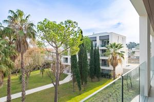 ein Apartment mit Palmen auf dem Balkon eines Gebäudes in der Unterkunft Marina Gardens Boutique&Suites in Francavilla al Mare
