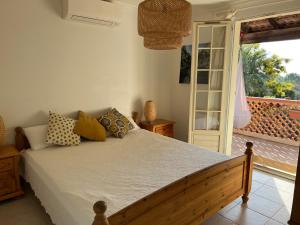 ein Schlafzimmer mit großem Bett und Balkon in der Unterkunft Villa Alexandra in La Croix-Valmer + 39 Fotos