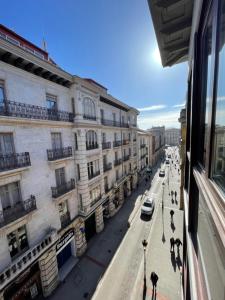 een raam met uitzicht op een straat met gebouwen bij Atuaire Home Luz de Burgos II Centro con Parking Incluido in Burgos