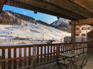 a table and chairs on a balcony with a ski slope at Appartement Montgenèvre, 2 pièces, 4 personnes - FR-1-266-94 in Montgenèvre