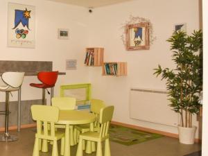 a waiting room with a table and chairs at Appartement Montgenèvre, 2 pièces, 4 personnes - FR-1-266-94 in Montgenèvre