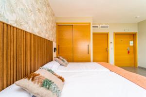 Ein Bett oder Betten in einem Zimmer der Unterkunft Vistamar Hotel Luxury Wellness By DLV -Adults Only-