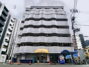 un grand immeuble dans l'établissement 難波駅 5人 徒歩5分 gran404, à Osaka