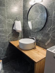 uma casa de banho com um lavatório e um espelho em Polar chalet em Kalívia